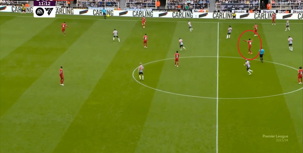  特里皮尔右侧角球精确制导范戴克强力头槌砸入网窝